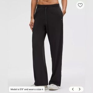 Lulemon • Court Rival Mid-Rise Wide-Leg Track Pant • Size 6